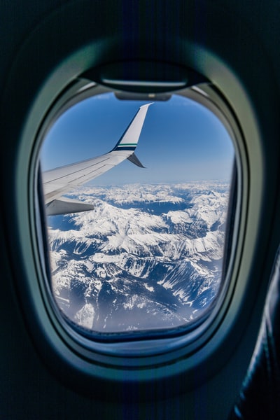 从飞机上俯瞰山区